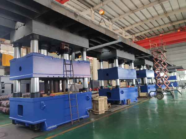 大型液壓機(jī)裝配車(chē)間